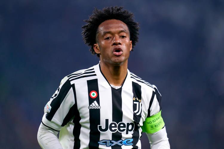 <p>- Cuadrado / Sağ kanat</p>