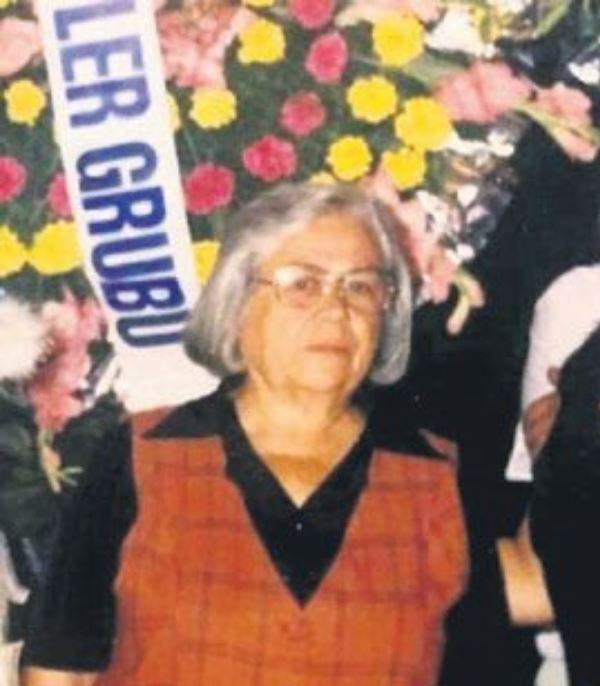 <p><strong>Bunun üzerine öz anne Atiye Atamaz vefat etmeden önce 2014'te yazdığı mektupta her şeyi itiraf etmişti. Mektupta şu sözlere yer veren Atiye Atamaz, "Gerçekte öz kızım olan ve daha sonra evlatlık olarak verdiğim Armağan'ı hileli davranışlarımız nedeniyle kandırdığımız için 80 yaşında ağır bir vicdani sorumluluk altındayım. Kızım Armağan açtığı babalık davası benim ve avukatının menfaat elde etme girişimleri sonucu 2 yıla yakın süre temyiz edilmedi. Vicdani bir huzur içerisinde hür irademle verdiğim bu beyanın herkes tarafından bilinmesini temenni ediyorum. Benim kızım Armağan'ın gerçek babası İsmail Hakkı Dinçer'dir ve ben sadece onu sevdim" notunu düştü. </strong></p>

<p> </p>
