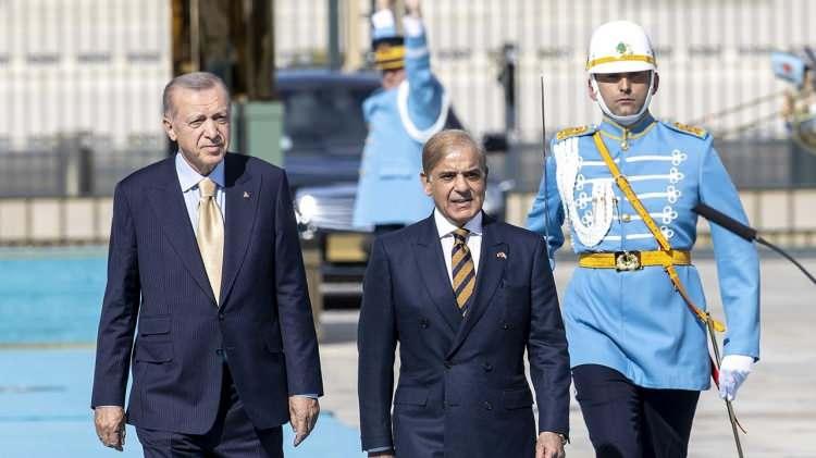 <p>Pakistan Başbakanı Şahbaz Şerif ile telefonla görüşerek bayramlarını kutladı.</p>
