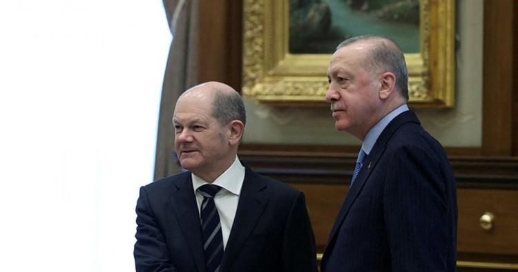 <p><strong>SCHOLZ İLE İSVEÇ'İN NATO ÜYELİĞİ KONUŞULDU</strong></p>

<p>Erdoğan'ın, Almanya Başbakanı Olaf Scholz ile yaptığı telefon görüşmesinde; Rusya'da yaşanan son gelişmeler değerlendirildi, İsveç'in NATO üyeliği konusu da gündeme geldi.</p>
