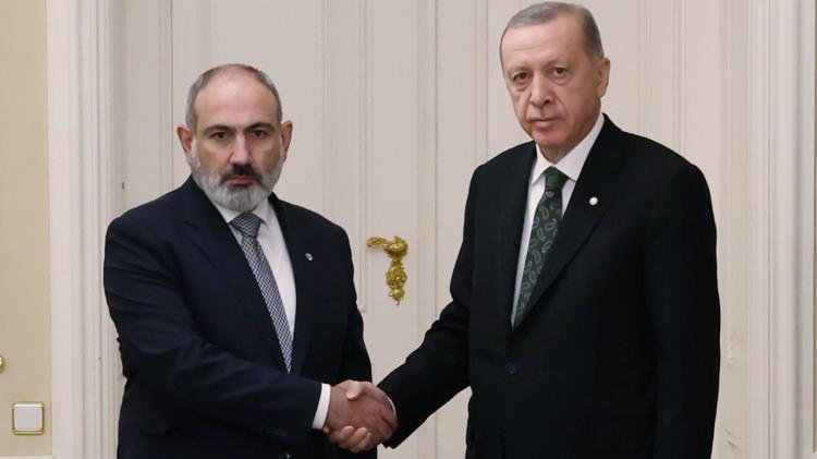 <p>Cumhurbaşkanı Erdoğan'ın, Ermenistan Başbakanı Nikol Paşinyan ile telefon görüşmesinde; Türkiye-Ermenistan ilişkileri ele alındı.</p>
