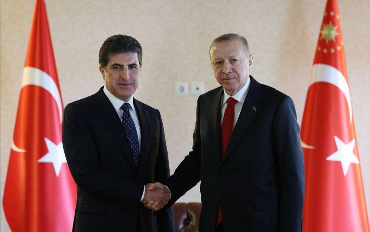 <p>ve Irak Kürt Bölgesel Yönetimi Başkanı Neçirvan Barzani ile de telefon görüşmesi gerçekleştirdi.</p>
