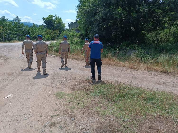 <p>AFAD koordinesinde Jandarma Arama Kurtarma (JAK) ile jandarma komando timleri, Jandarma Suç Araştırma Timi (JASAT), Gönen Doğal Afetler Arama ve Kurtarma Derneği (GÖNDAK), SAR Arama Kurtarma, Gönen Artemea Doğal Afetler Arama Kurtarma ve İlk Yardım Derneği (GADAK) ekipleri, Armutlu ve çevresindeki ormanlık bölgenin yanı sıra yakın mahallelerde Berzeg'i arıyor.</p>