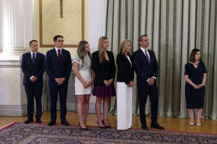 <p>Cumhurbaşkanlığında yapılan yemin törenine, Miçotakis'in eşi, çocukları ve aralarında eski Dışişleri Bakanı Dora Bakoyanni'nin de bulunduğu kardeşleri katıldı.</p>
