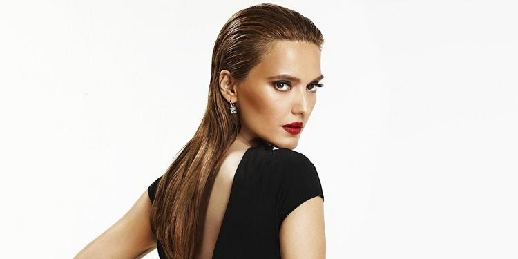 <p><strong>Şarkıları, yaptığı yorumlar ve özel hayatıyla dikkat çeken Akalın, yaptığı paylaşımla herkesi 17 yıl önceye götürdü.</strong></p>
<p> </p>