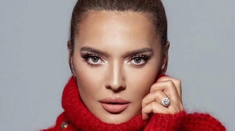 <p><span style="color:#B22222"><strong>17 YIL ÖNCEYE KLİBİNDE OYNUYORDU! </strong></span></p>
<p><strong>51 yaşındaki şarkıcı Demet Akalın, Instagram hesabı üzerinden paylaşımda bulundu.</strong></p>
<p> </p>
<p> </p>