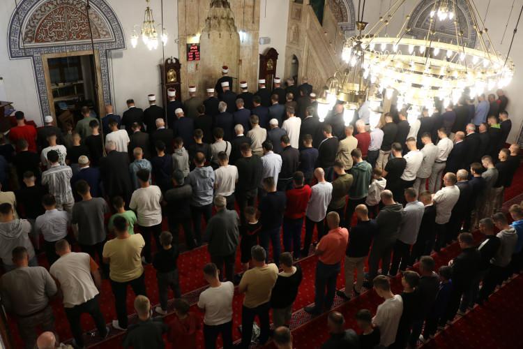 <p>Kosova'da da Müslümanlar Ramazan Bayramı vesilesiyle camileri doldurdu. Başkent Priştine'deki merkezi tören Fatih Sultan Mehmet Camisi'nde gerçekleşti.</p>