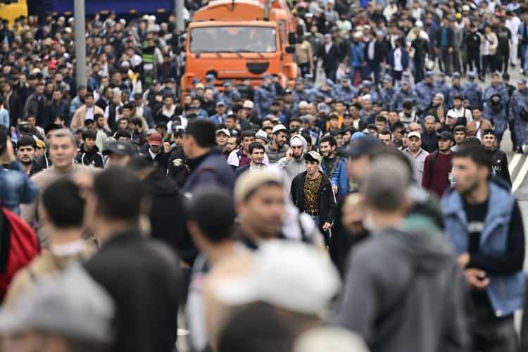 <p>Camiye sığmayan binlerce kişiden oluşan cemaat, güvenlik nedeniyle trafiğe kapatılan metrelerce uzunluktaki caddelere, sokak aralarına ve parklara taştı. </p>