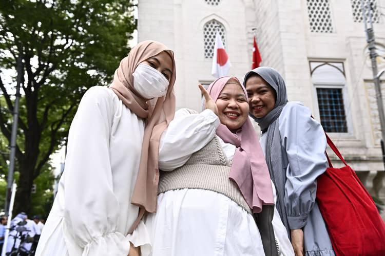 <p>Japonya'nın Tokyo kentindeki Müslümanlar, kurban bayramının coşku ve bereketini Tokyo Camisi'nde bir araya yaşadı.</p>
