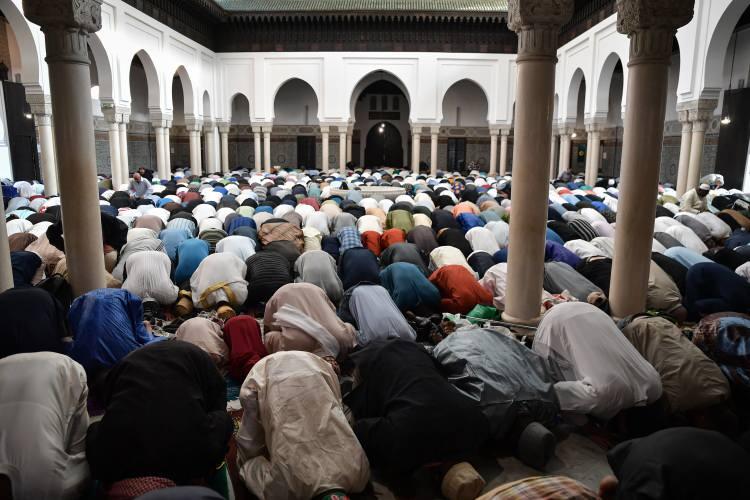 <p>Fransa'nın başkenti Paris'te Müslümanlar, Kurban Bayramı namazını Paris Büyük Camii'nde kıldı.</p>
