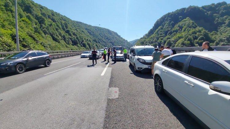 <p>Ankara yönünden İstanbul istikametine giden araçlardan biri kaza yaptı, ardından arkadan gelen araçlar birbirine çarptı.</p>