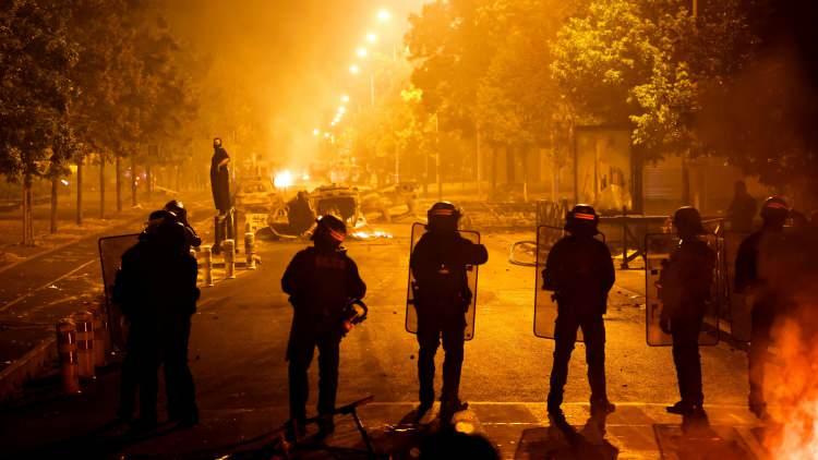 <p> Fransa'da 17 yaşındaki gencin polis kurşunuyla ölmesinin ardından başlayan ve ülkeyi yangın yerine çeviren protestoları bastırmada kolluk kuvvetleri yetersiz kalınca devreye zırhlı araçlar girdi.</p>