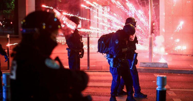 <p>Ülke basınındaki <a href="https://www.haber7.com/" target="_blank">haber</a>lere göre, birçok kentinde protestoların şiddet sarmalına dönüştüğü Fransa'da her an farklı bir noktada bir olay patlak veriyor.</p>