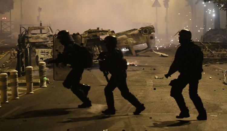 <p>Protestoların ilk başladığı Nanterres başta olmak üzere Marsilya, Woippy dahil birçok bölge ve kentte meydanlara zırhlı araçlar konuşlandı.</p>
<p>Nanterres’de de zırhlı bir araç polisler eşliğinde sokaklarda devriye atmaya başlarken Metz yakınındaki Woippy'de bir zırhlı araç protestocuları püskürtmek için ara sokaklara daldı.</p>