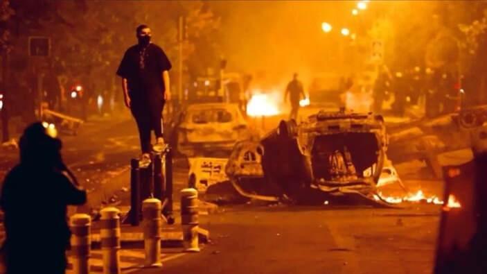 <p>Kentte ayrıca çok katlı bir apartman, sakinleri uykudayken ateşe verildi.</p>
<p>Metz kentinde de protestocularca kundaklanan bir multimedya kütüphanesi tamamen yanarken Ales şehrinde yoğun havai fişekli saldırının hedefi olan bir polis karakolunda yangın çıktı.</p>