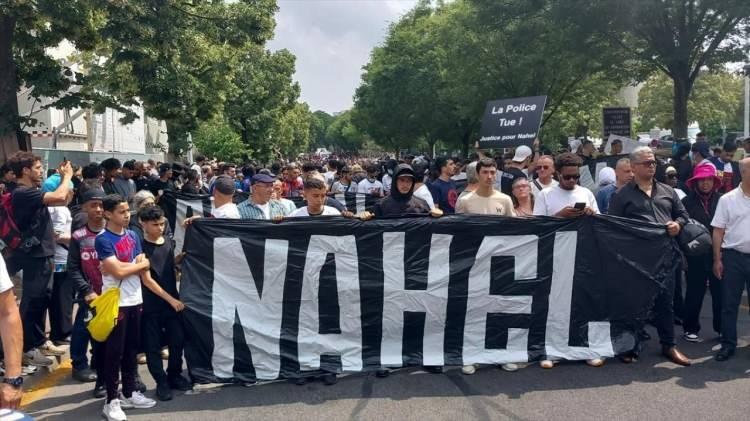 <p>Belediye Başkanı hükümetten takviye kuvvet istedi</p>
<p>Şiddet olaylarının yeni merkez üssü haline gelen Marsilya'da ise Belediye Başkanı Benoit Payan kentte kontrol altına alınmayan yağmalar nedeniyle hükümete bir an önce takviye kolluk kuvveti göndermesi çağrısı yaptı.</p>
<p>Payan olayları sert bir dille kınadığını belirtti.</p>
<p>İçişleri Bakanı Gerald Darmanin ise kente takviye ekiplerin geldiğini 80'den fazlası Marsilya'da olmak üzere 270 kişinin gözaltına alındığını açıkladı.</p>