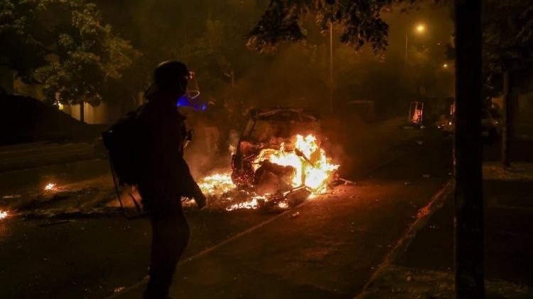 <p>'İç savaş halindeyiz'</p>

<p>“Bunu söylemek zor olsa da şu anda bir iç savaş halindeyiz. Bunu durdurmanın bir çaresi de yerinde oturup beklemek değil, karşısında durmaktır. Güvenlik güçleri de müdahale için yeterli mühimmatlarının bulunmadığından şikayetçi. Böyle giderse Fransız vatandaşları kendi kendilerini koruma vazifesini üstlenecekler. Artık Fransızların işyerlerinin yağmalanmasına, arabalarının yakılmasına, yakınlarına saldırılmasına tahammülleri kalmadı.” ifadelerini kullanan Marechal, hükümetin OHAL ilan etmesini ve güvenlik güçlerine olayları bastırmak için yetki vermesini istedi.</p>
