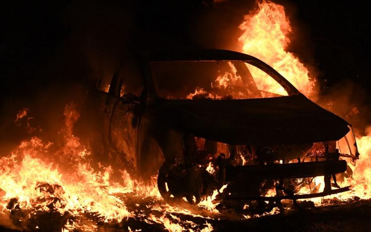 <p>Olay</p>

<p>Polis, 27 Haziran'da, Nanterre'de, içinde 3 kişi bulunan ve "dur" ihtarına uymayan bir araca ateş açmış, 17 yaşındaki sürücüyü öldürmüştü</p>
