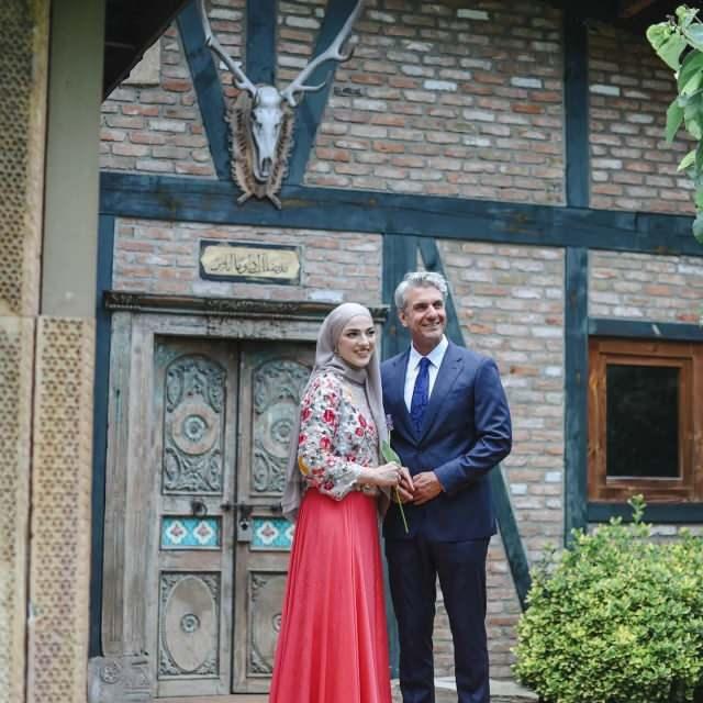 <p><span style="color:rgb(75, 0, 130)"><strong>Özel hayatını gözlerden uzak yaşayan Bilgin'in nişanlısı İrem Uslu'nun </strong></span><span style="color:rgb(75, 0, 130)"><strong>Sapanca eski Belediye Başkanı İbrahim Uslu'nun yeğeni olduğu öğrenildi.</strong></span></p>