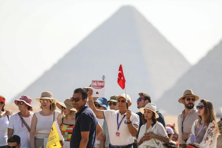 <p>Mısır’ın Giza kentindeki Keops, Kefren ve Mikerinos piramitleri, Kurban bayramın ikinci gününde yerli ve yabancı turistlerin akınına uğradı.</p>

<p> </p>
