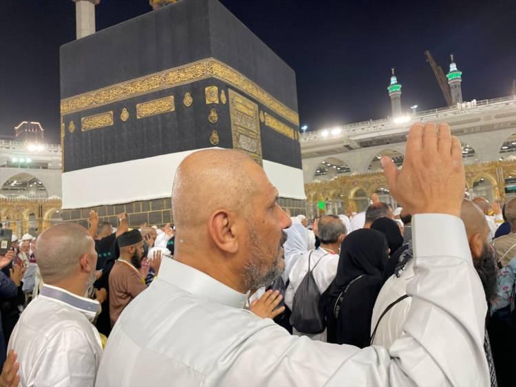 <p>Kutsal topraklardaki görevlerini tamamlayarak hacı olan yüz binlerce Müslüman, Kabe'ye veda ediyor.</p>