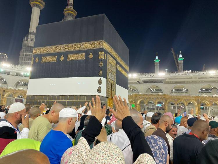 <p>Kafileler halinde Cemerat bölgesine ulaşan hacılar, Müzdelife ve Arafat bölgelerinden topladıkları yedişer taşı bayramın ikinci ve üçüncü günü sırayla "küçük, orta ve büyük şeytan"a attı.</p>
