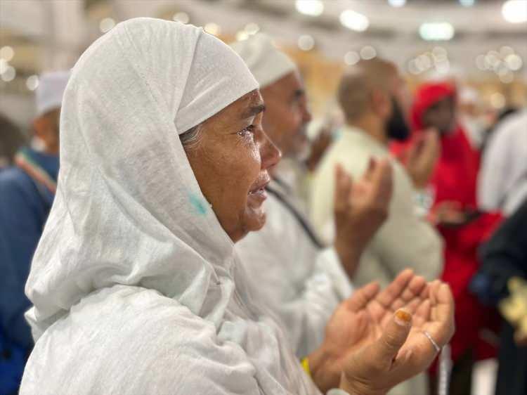 <p>Buraya ulaşan hacılar, tavafın yanı sıra namaz kılıp Kur'an-ı Kerim okudu, dua etti.</p>