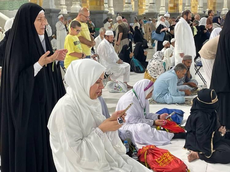 <p>Hacıların kutsal yolculuğunda sona yaklaşılırken, Türkiye'den kafilelerle hareket ederek kutsal topraklara gelen hacı adaylarının bir kısmı Medine'ye bir kısmı ise Mekke'ye ulaşmıştı. Mekke'ye gelen hacılar bugünden itibaren kutsal yolculuktaki ikinci durakları olan Medine'ye gitmeye başlayacak.</p>