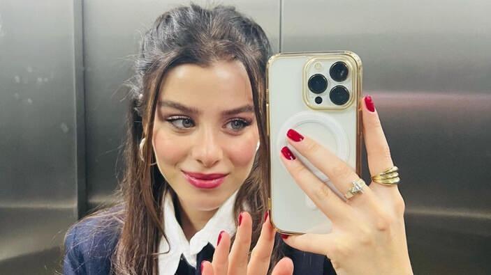 <p><span style="color:#000000"><strong>Henüz 9 yaşındayken annesini kanser nedeniyle kaybeden genç oyuncu, annesinin bir karesini sosyal medya hesabından paylaştı.</strong></span></p>