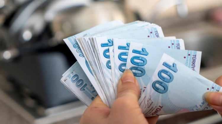 <p>Bunun yanında 5 bin lira gibi bir seyyanen zam ve yüzde 30 civarında bir artış ile 22 bin liraya tamamlanması söz konusu oldu. Son formül ise yüzde 86 civarında bir artış ile en düşük maaşın 22 bin lira yapılması olarak belirlendi.</p>
