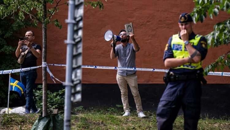 <p><span style="color:#000080"><strong>İsveçli iki kişi Stockholm Cami önünde Kur'an-ı Kerim'e ve yönelik saldırı gerçekleştirdi. </strong></span></p>
