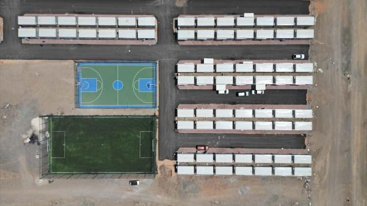 <p>6 Şubat depremlerinin merkez üssü Kahramanmaraş'ta, afetzedeler için kurulan 57 futbol sahası büyüklüğündeki konteyner kentte sona yaklaşıldı.</p>
