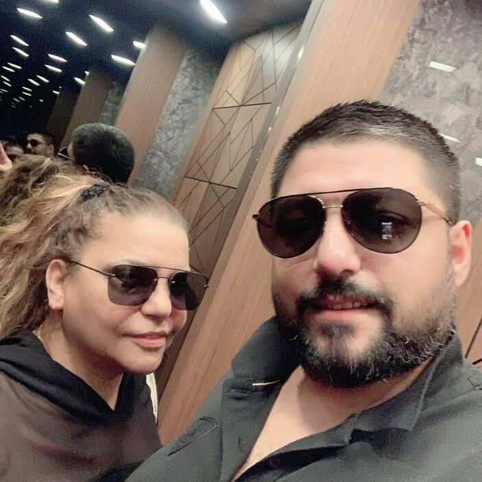 <p><span style="color:#000000"><strong>1999 yılından beri Kibariye ile mutlu bir evlilik sürdüren Ali Küçükbalçık ise eşi hakkında sorulan "Kibariye gibi bir sanatçı ile evli olmanın zorlukları var mı?" sorusuna şöyle yanıt verdi:</strong></span></p>
<p><span style="color:#000000"><strong>"Gülü seven dikenine katlanır. Tabii ki Kibariye gibi marka bir isimle evli olmak, onu her açıdan taşıyabilmek sorumlulukları da beraberinde getiriyor. Allah'a şükürler olsun ki Kibariye eşim. Allah'ım bana dünyanın en iyi, en mütevazı, her şeyi ile mükemmel bir kadın nasip etti. Kibariye, kızımın annesi ve benim yoldaşım. Hayat zaten başlı başına inişli ve çıkışlı, önemli olan sevenlerin birbirini her anlamda taşıyor olabilmeleri. </strong></span></p>