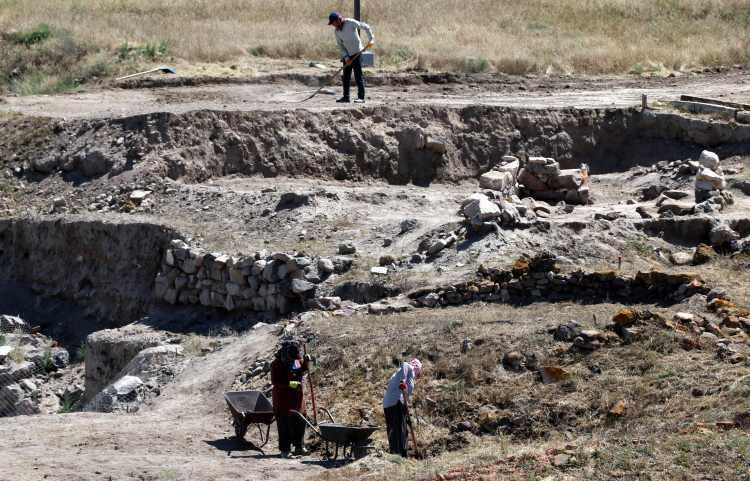 <p> Yani Cumhuriyet'ten aşağı yukarı 100-150 yıl kadar daha öncesinde Anadolu'daki bir şehirle ilgili araştırmalara başlandı. O dönemde bütün yakın doğuda arkeolojik ekiplerle bu tür araştırmalar yapılıyor. Gordion'da aynı şekilde o zamandan itibaren ilgiyi çeken bir merkez olmuştu. Kültepe ilk kez 1890'lı yıllardan itibaren kazılara sahne oldu. Ankara Üniversitesi eski rektörlerinden Prof. Dr. Tahsin Özgüç, 1948 yılında burada kazılara başlıyor. </p>