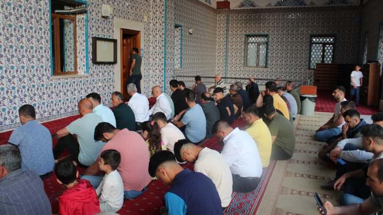 <p>Iğdır’daki camilerde bir araya gelen vatandaşlar saatler 05.12'i gösterdiğinde namaza durdu. </p>
