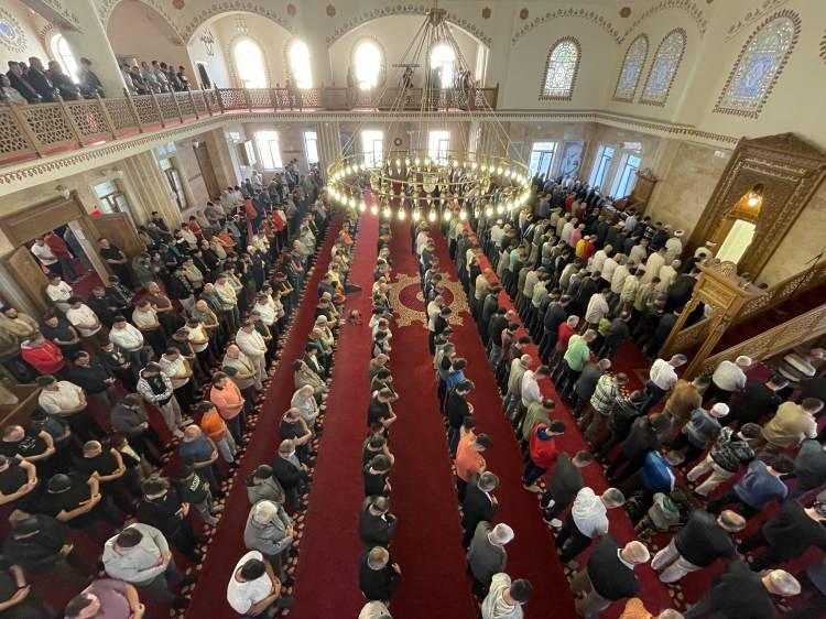 <p>Adıyaman'da vatandaşlar Kurban Bayramı namazını Emir Sultan Camisi'nde kıldı.</p>
