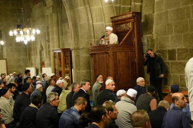 <p>Kurban bayramı nedeniyle Erzurum'un simgelerinden olan tarihi Ulu Cami'sine gelen vatandaşlar, bayram namazını kıldı.</p>