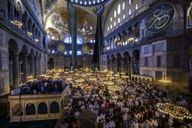 <p>İstanbul'da, Kurban Bayramı sebebiyle Ayasofya-i Kebir Cami-i Şerifi'ne gelenler bayram namazı kıldı.</p>
