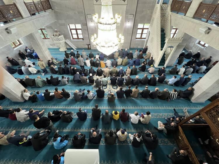 <p>Kars'ta vatandaşlar Kurban Bayramı namazını Evliya Camisinde kıldı.</p>