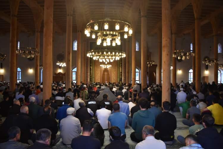 <p>Afyonkarahisar'da vatandaşlar, Kurban Bayramı namazı için camilere geldi. Paşa Camisi'ne gelen vatandaşlar saf tutarak, bayram namazını kıldı.</p>
