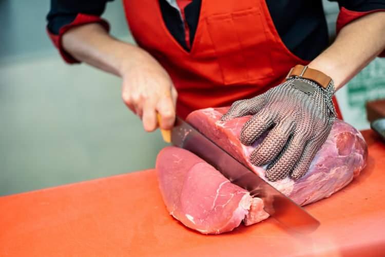 <p>Ette bozulmaya benzer işaretler veya farklı bir koku varsa kesinlikle tüketmeyin.</p>
<p>Porsiyonlara ayırdığınız etin arasına yağlı kağıt koyabilirsiniz. Bu sayede etler birbirine yapışmaz ve her seferinde dilediğiniz kadar et alıp, kalanlarını dondurabilirsiniz.</p>