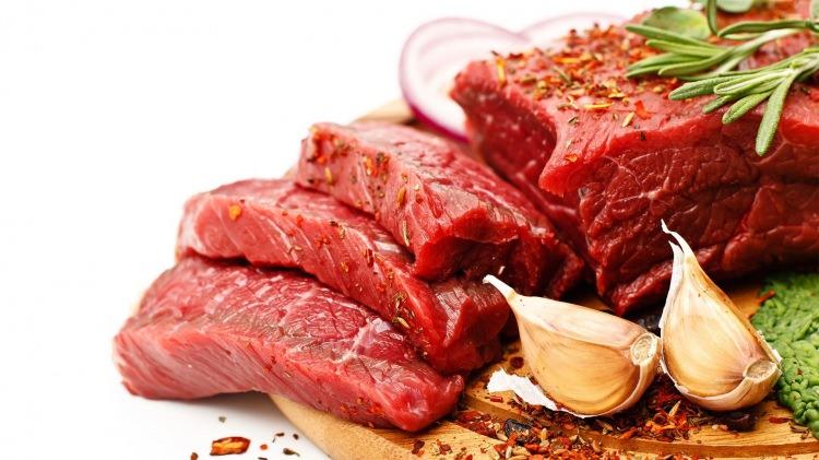 <p><strong>KURBAN ETİ NE ZAMAN YENİR?</strong></p>
<p> </p>
<p>Kurban kesildikten sonra etleri hemen tüketilmemelidir. Öncelikle, etin sıcaklığını düşürmek için 4-5 saat serin bir yerde bekletilmesi gerekiyor. Bu sayede etler yumuşar ve yemeğe hazır hale gelir.</p>