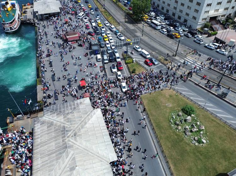 <p>Çok sayıda vatandaş Eminönü'ne akın etti. Sürücüler, yayaların oluşturduğu yoğunluk nedeniyle trafik ışıkları yeşil ışık yandığı halde ilerlemekte zorluk çekti.</p>
