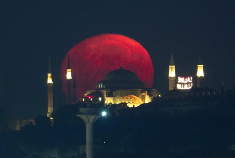<p>İstanbul'da dolunay, Ayasofya-i Kebir Cami-i Şerifi ile birlikte görüntülendi</p>
