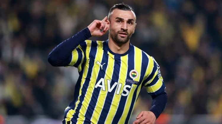 <p>Fenerbahçe'de sezon bitiminde Serdar Dursun'un ayrılmasına kesin gözüyle bakılıyordu. Ancak teknik direktörlük koltuğuna İsmail Kartal'ın oturacağının belli olmasının ardından tecrübeli forvetin kalma ihtimali yükseldi. (Sabah)</p>
