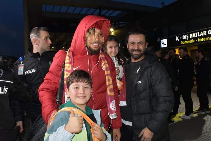 <p>Sacha Boey bu sezon Galatasaray'dan ayrılıp Avrupa'ya gitmek istiyor. Juventus ile her konuda anlaşan futbolcu iki kulübün de anlaşması halinde transfer gerçekleşecek. (Akşam)</p>