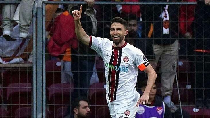 <p>Karagümrük'ten ayrılan Borini için Süper Lig ekipleri devreye girdi. Adana Demirspor ve Samsunspor, 32 yaşındaki oyuncuyu kadrosuna katmak için girişimlerini sürdürüyor. (Fanatik)</p>
