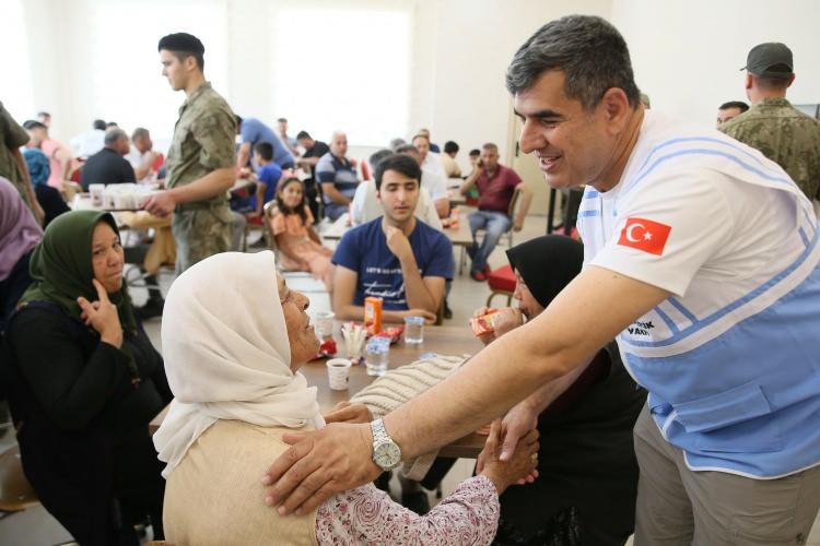 <p>Şehit annesi Ayşe Gezelge de vakıf için dua etti.</p>

<p>Kentteki kesim hanede İslami usul ve hijyen kurallarına göre kesilen kurbanlar, veteriner kontrollerinin ardından paketlenmek üzere hazırlandı. 333 paketin Gaziantep ve Kilis'teki şehit ve gazi ailelerine teslim edileceği öğrenildi.</p>
