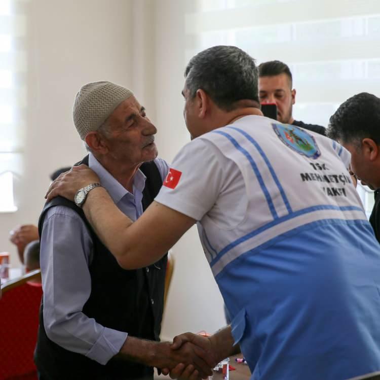 <p>"Mümkün olduğunca Türkiye'nin her bir köşesindeki şehit ve gazi ailemizi elimizden geldiğince ziyaret etmeye çalışıyoruz. Vakfımızın kesmiş olduğu kurban etlerinin dağıtımı vesilesiyle bir araya geldik. Türkiye'de 8 merkezde kesim yapıldı. Bunlardan birisi de Gaziantep'te. Burada kesilen kurban etleri için bugün 4 ayrı yerde dağıtım yapacağız. Öğleden sonra Nizip ilçesinde, yarın da İslahiye ilçesi ve Kilis'te dağıtım yapacağız. Türk Silahlı Kuvvetleri Mehmetçik Vakfı daima şehit yakınları ve gazilerimizin yanındadır."</p>

