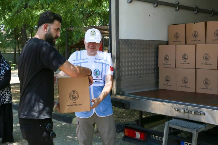 <p>Mehmetçik Vakfı olarak her fırsatta şehit ve gazi ailelerini ziyaret ettiklerini belirten Çakır, şöyle konuştu:</p>